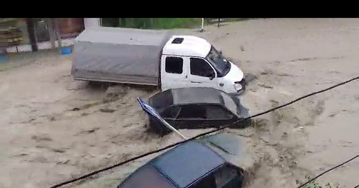 Потоком воды уносит машины Потоком воды уносит машины