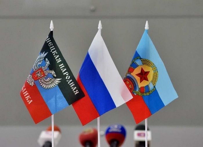 Флаги ЛДНР и РФ