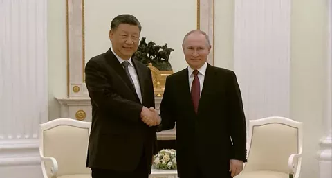 Председатель КНР Си Цзиньпин и президент РФ Владимир Путин 