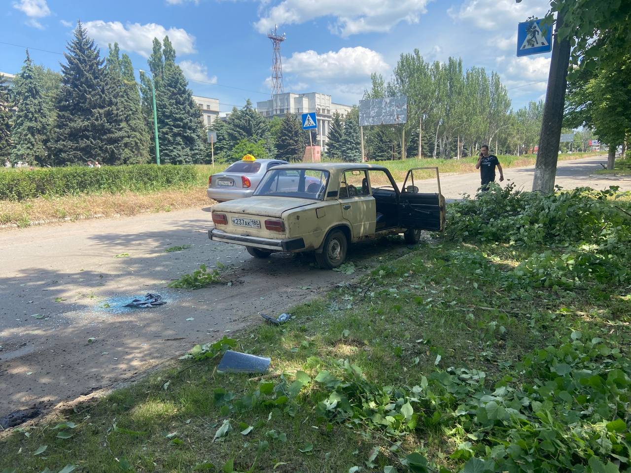 Горловка горячая точка сегодня. 3 погибло, 11 раненых, разрушены дома,  сожжены машины в результате обстрела ВСУ. Фоторепортаж - News365