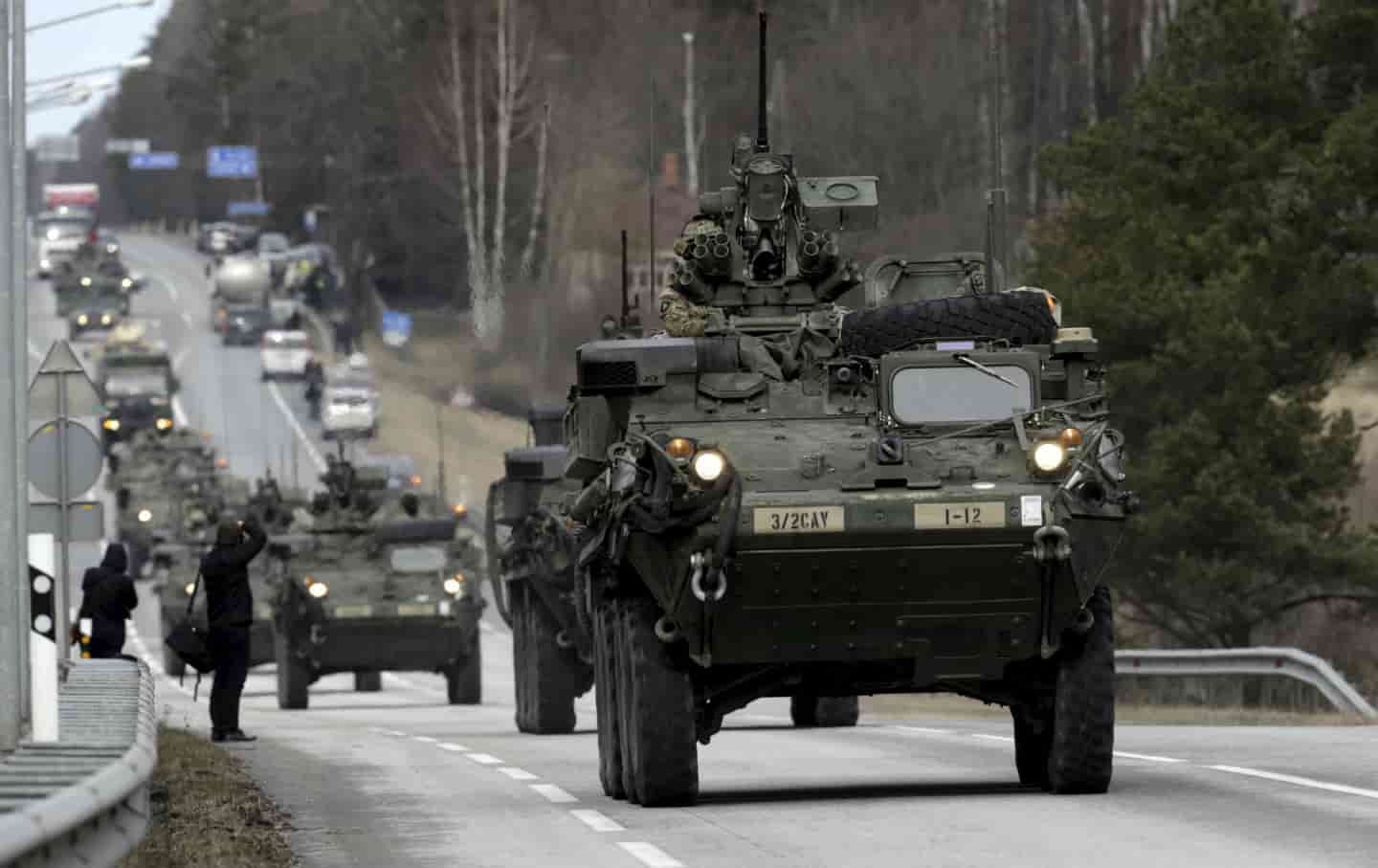 Колонна с бронетехникой НАТО