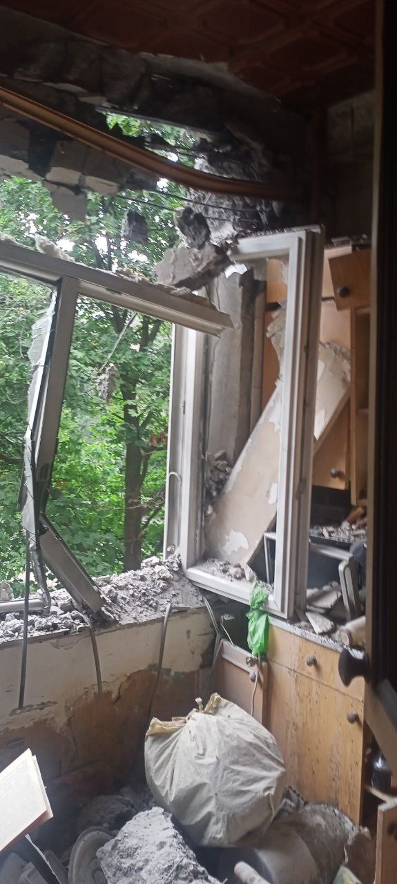квартира № 52 дома № 27 по улице Кирова повреждена от обстрела ВСУ