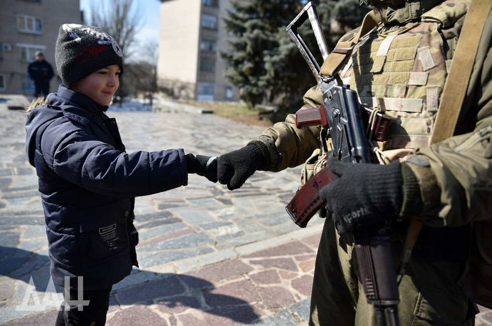 Мальчик и военный