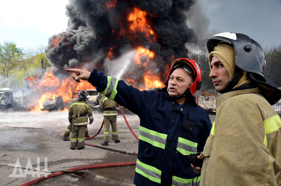 Пожар на нефтебазе в Шахтерске