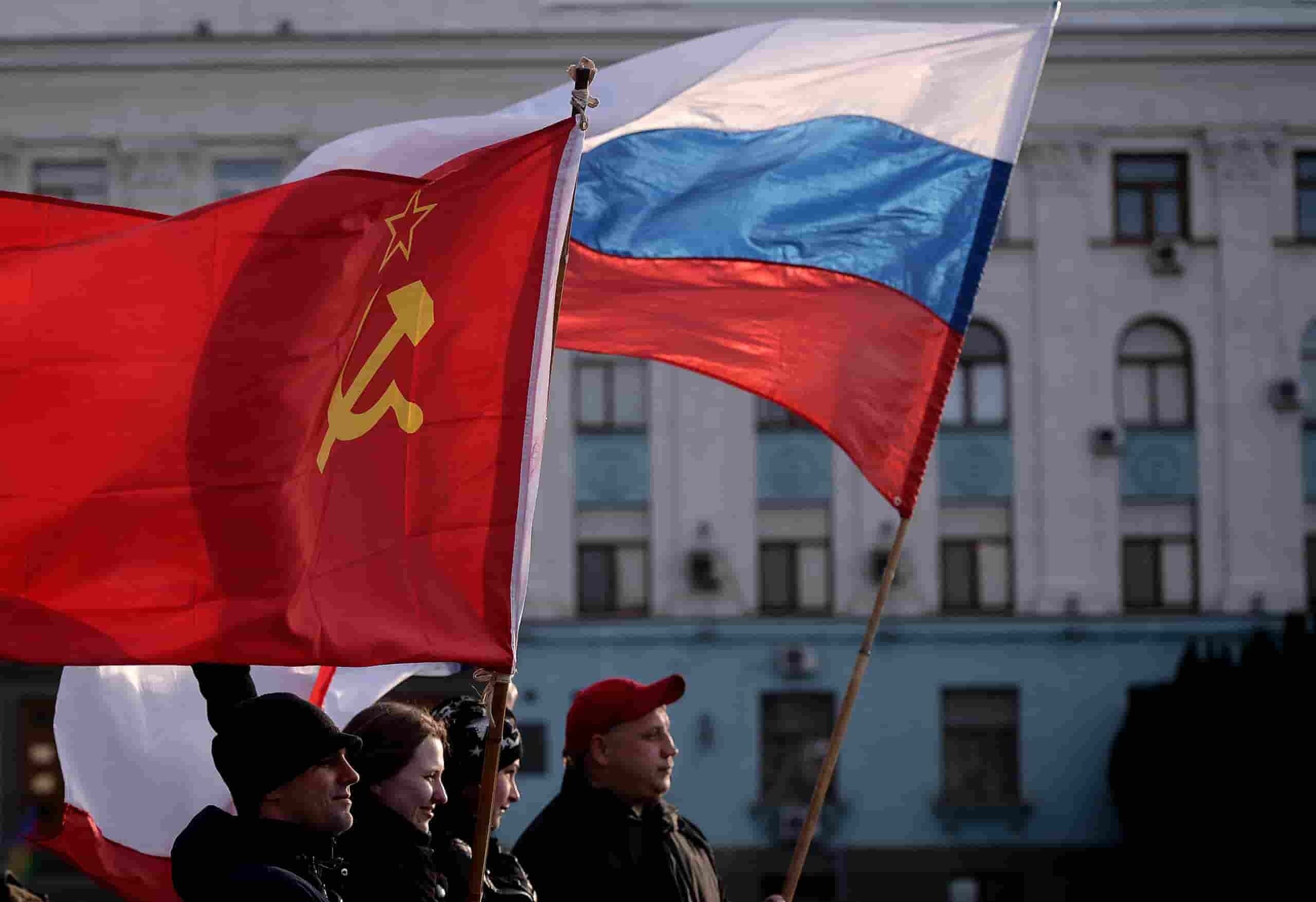 Флаги СССР и России